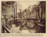 870002 Gezicht over de Oudegracht te Utrecht op de Jansbrug, vanaf de Bakkerbrug, met rechts op de achtergrond het ...